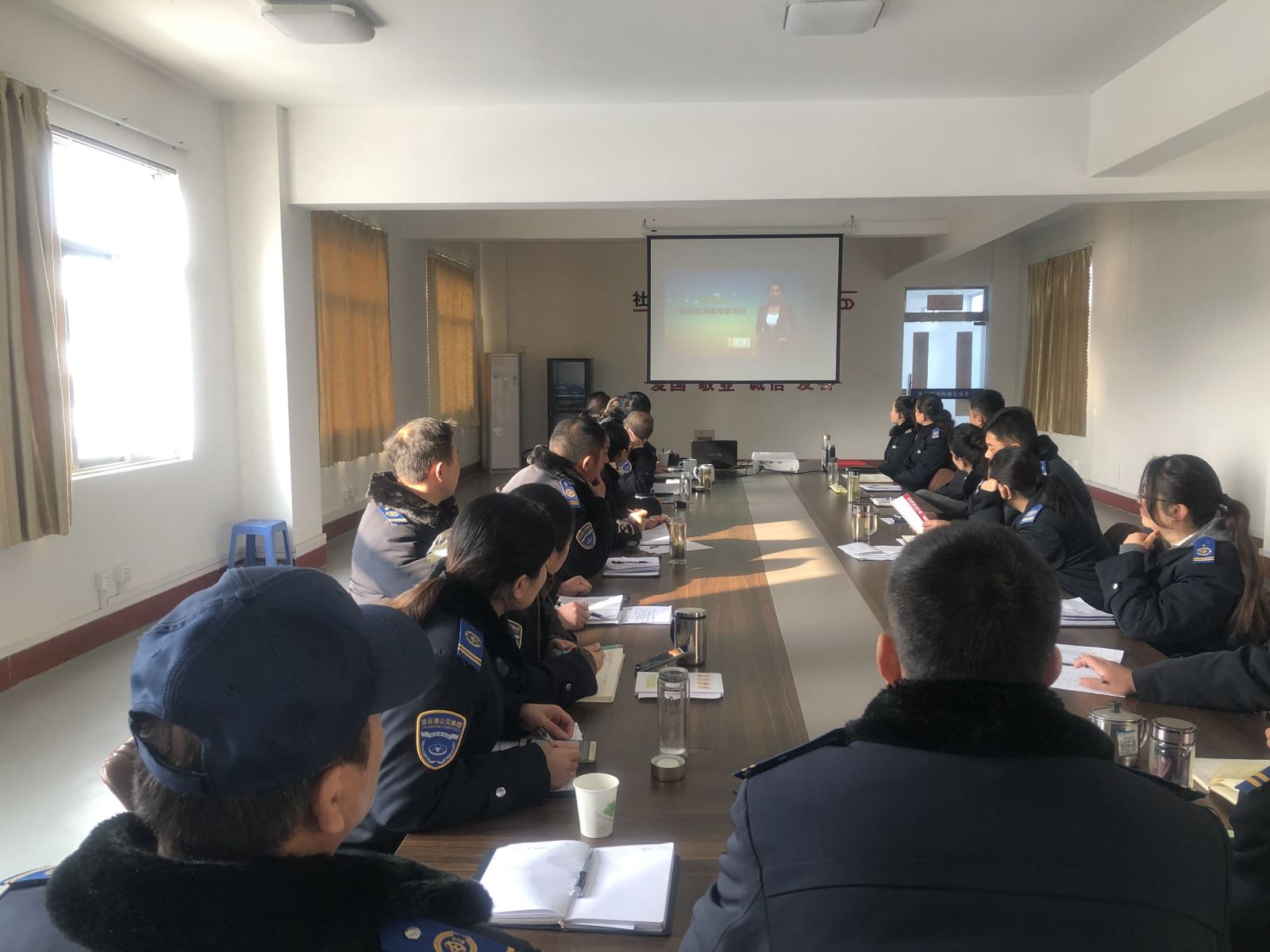 公交集團事業(yè)一部、二部組織觀看專題片《誕生地》