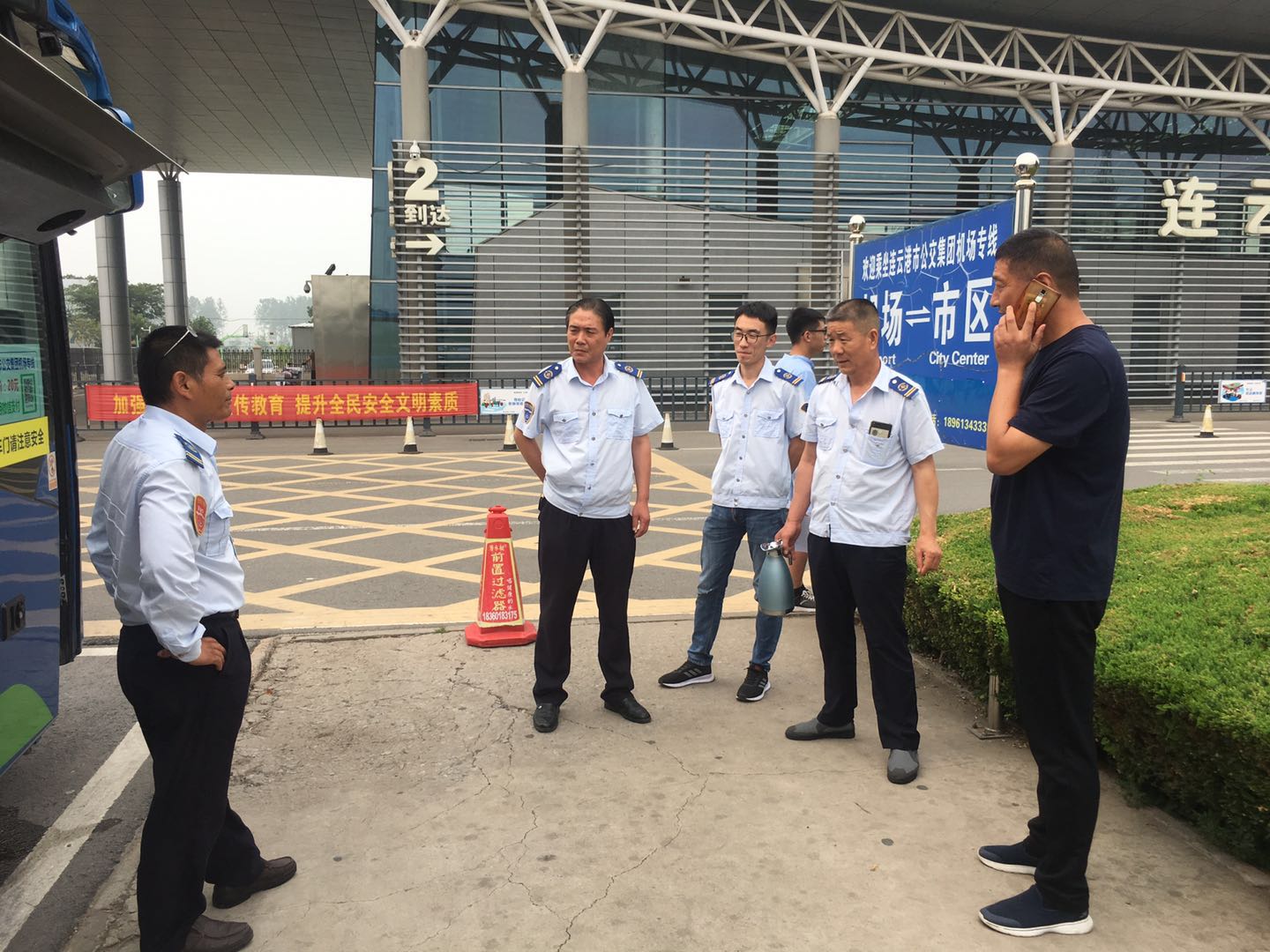 公交集團經(jīng)營發(fā)展事業(yè)部開展“雙節(jié)”前機場線綜合檢查