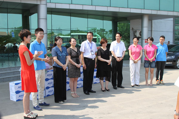 市廣電總臺(tái)和愛(ài)心企業(yè)慰問(wèn)海通公交公司一線員工