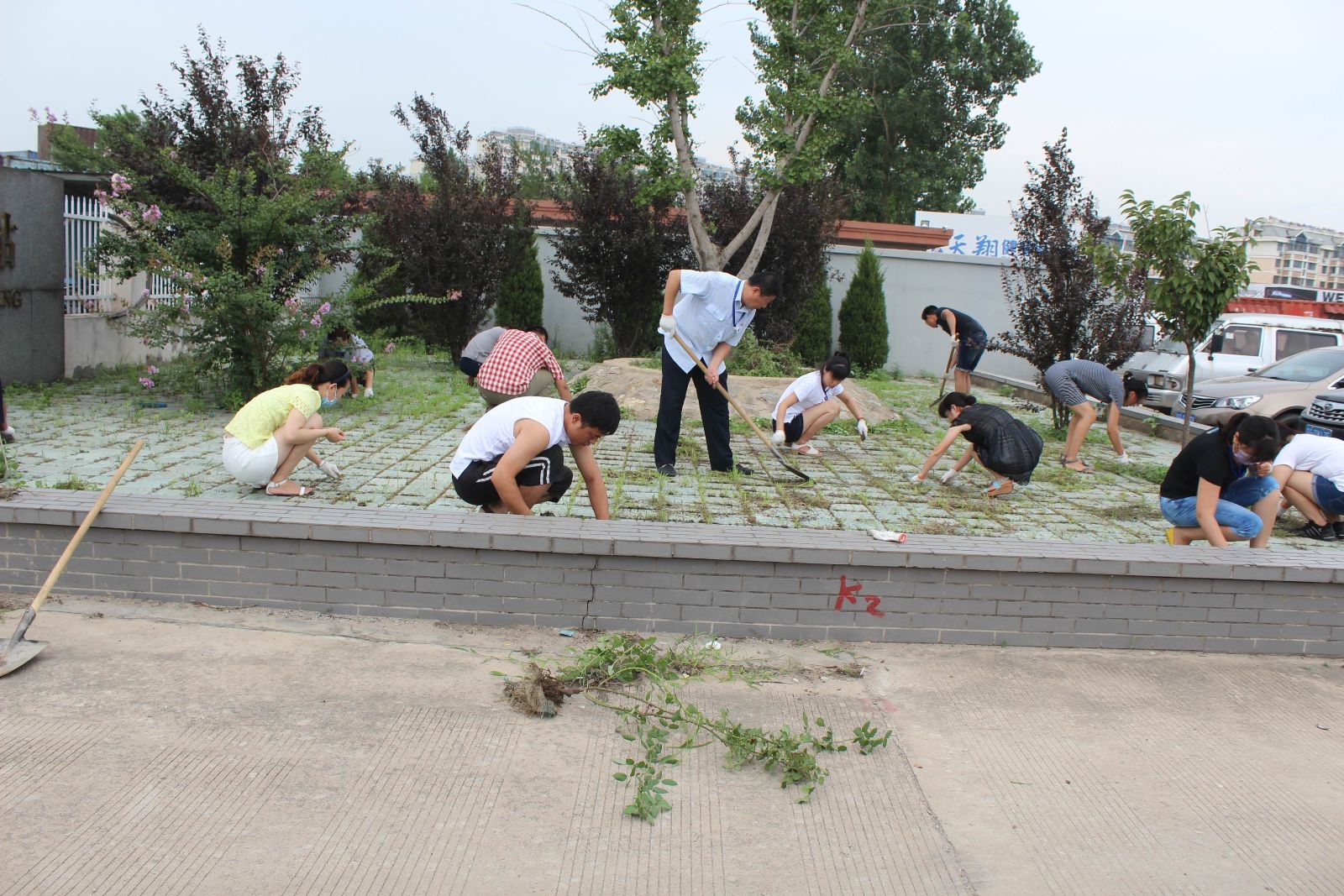 公交東部公司組織職工開展義務(wù)勞動 喜迎“八一”建軍節(jié)
