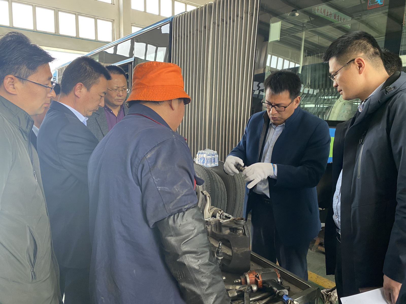 公交集團(tuán)機(jī)務(wù)技術(shù)事業(yè)部開展機(jī)務(wù)現(xiàn)場會(huì)