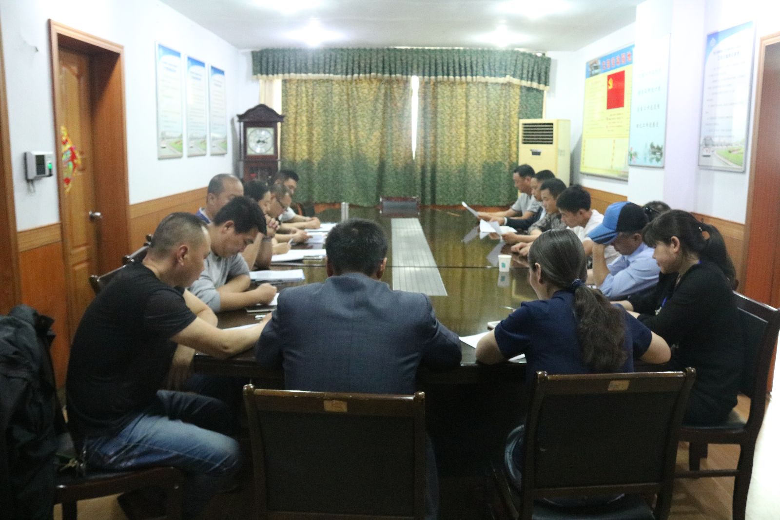 公交新浦公司書記講黨課 切實(shí)推進(jìn)“兩學(xué)一做”