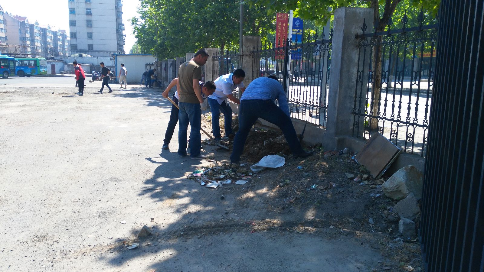 公交東部公司開展園丁小區(qū)公交場站平整活動