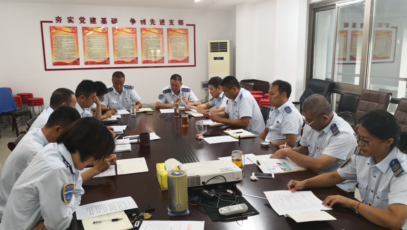 公交集團(tuán)快速公交公司召開安全生產(chǎn)責(zé)任落實(shí)工作會(huì)議