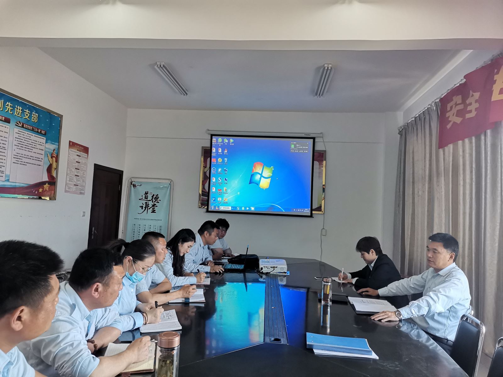 公交集團(tuán)公交事業(yè)二部開展安全、機(jī)務(wù)工作專題會議