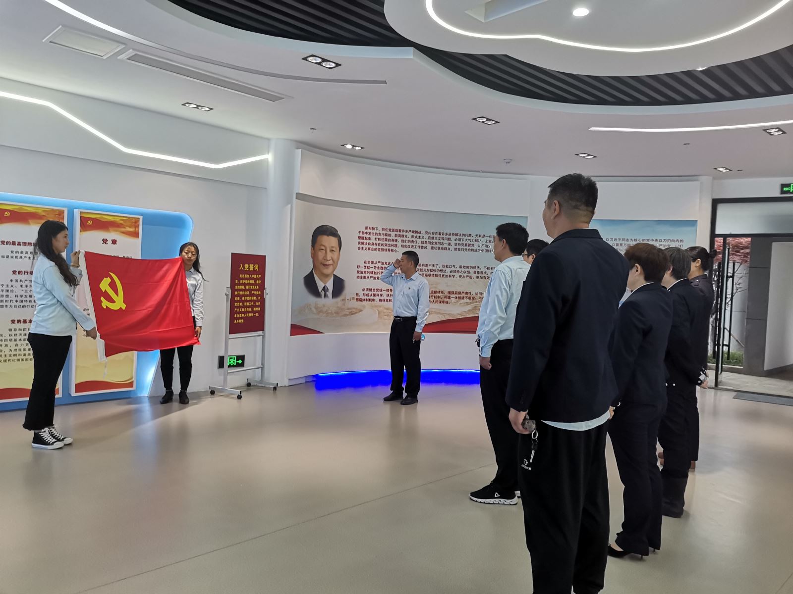 公交集團公交事業(yè)二部組織黨員干部參觀學習連云區(qū)廉政教育基地