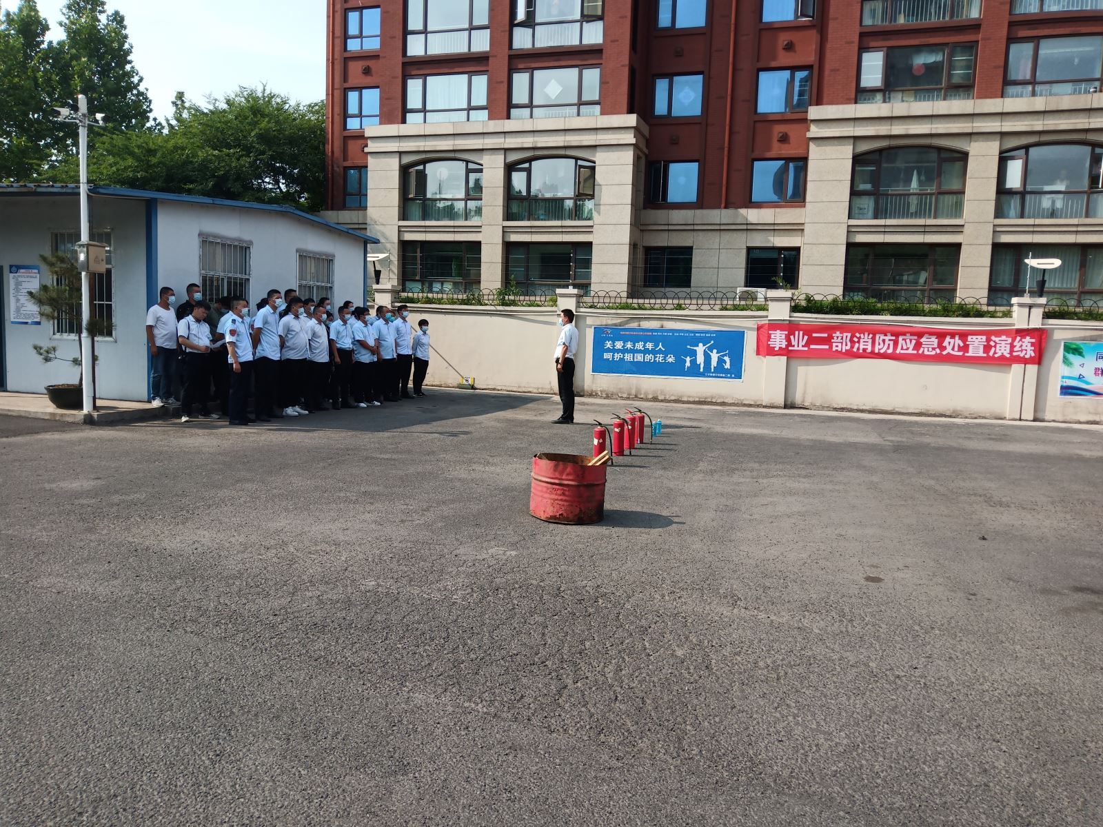 公交事業(yè)二部一分公司組織開展停車場車輛自燃消防安全演練