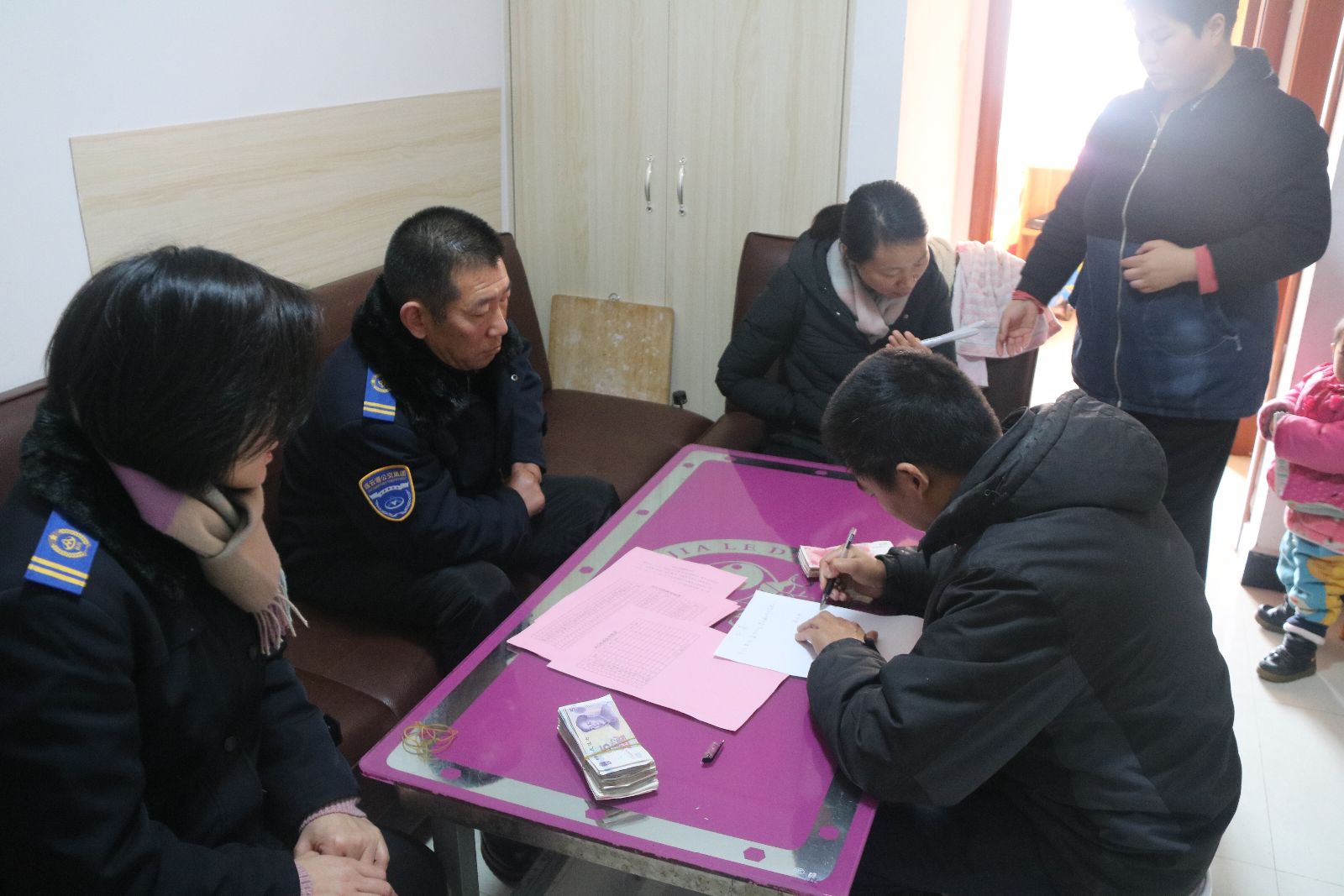 公交集團(tuán)快速公司職工為患病駕駛員周作偉愛(ài)心捐款