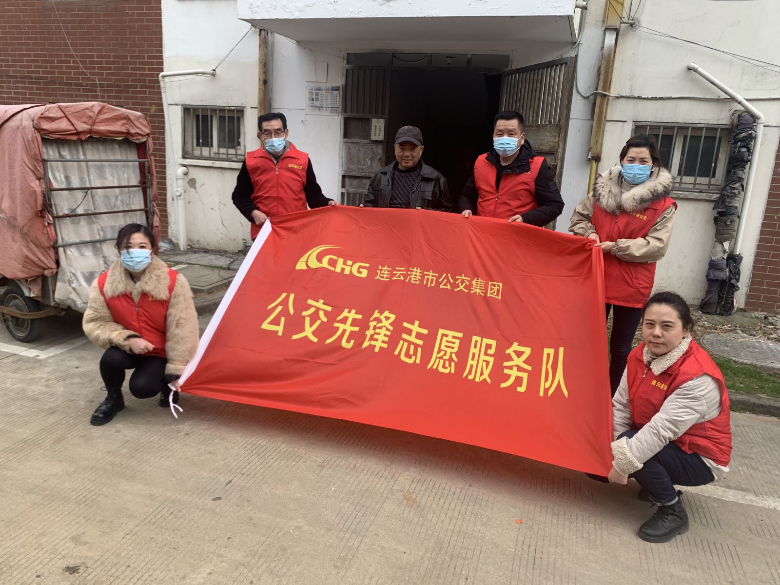 公交集團機務(wù)技術(shù)事業(yè)部黨支部組織志愿者開展“3.5”學(xué)雷鋒活動