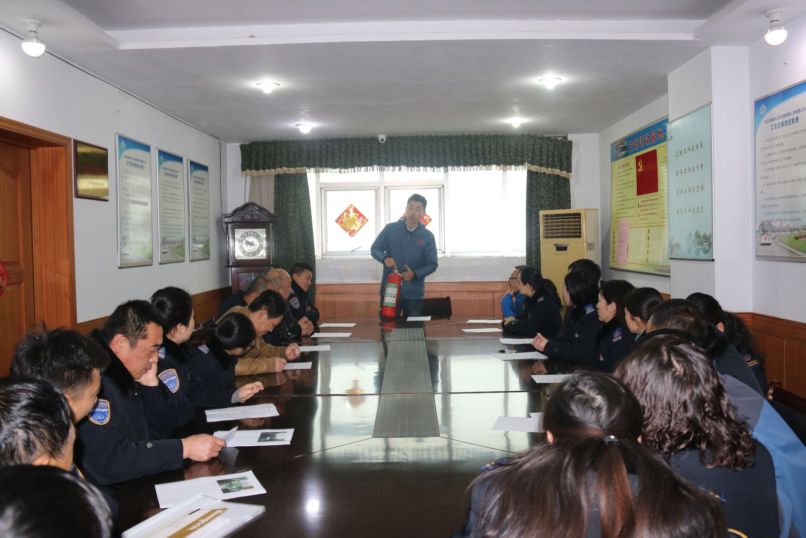 公交新浦公司開展火災(zāi)應(yīng)急疏散演練