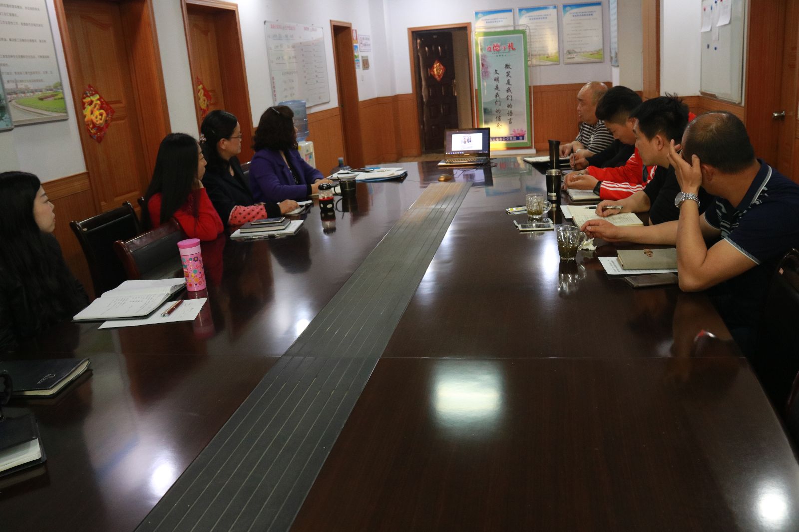 公交新浦公司組織固定學(xué)習(xí)日觀看《船廠諜影》、《追夢英雄》