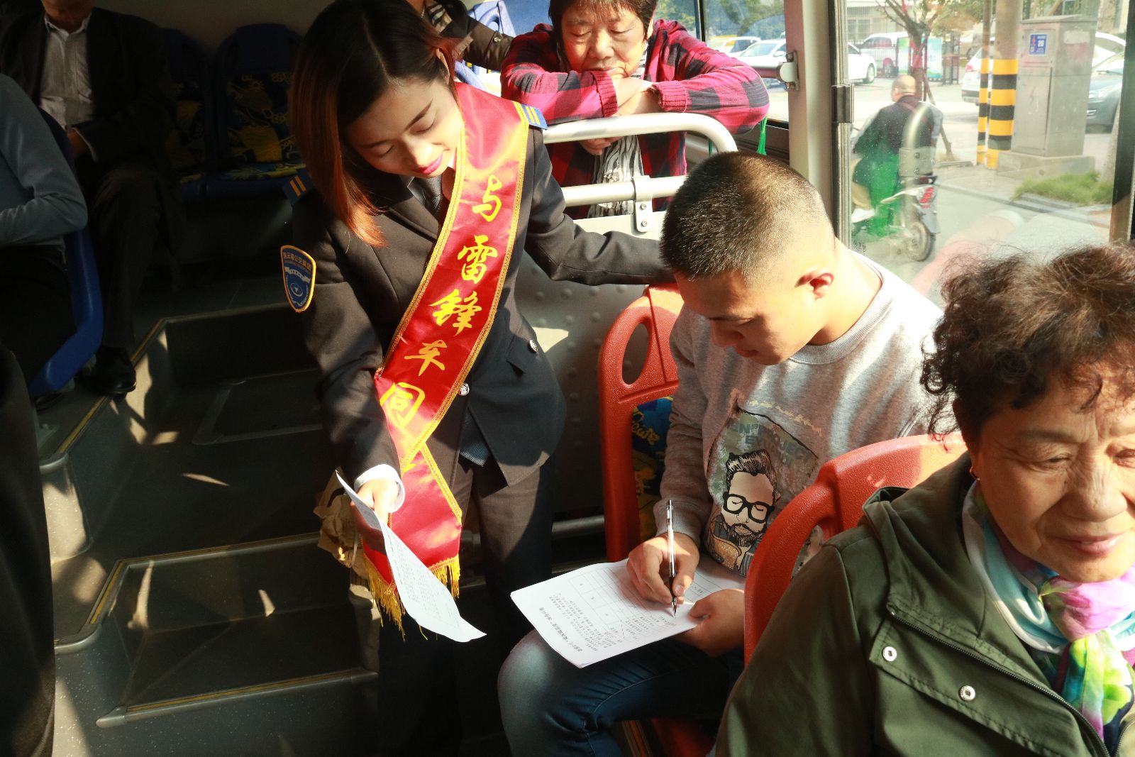 公交集團新浦公司23路開展“九九重陽節(jié)、濃濃敬老情”活動