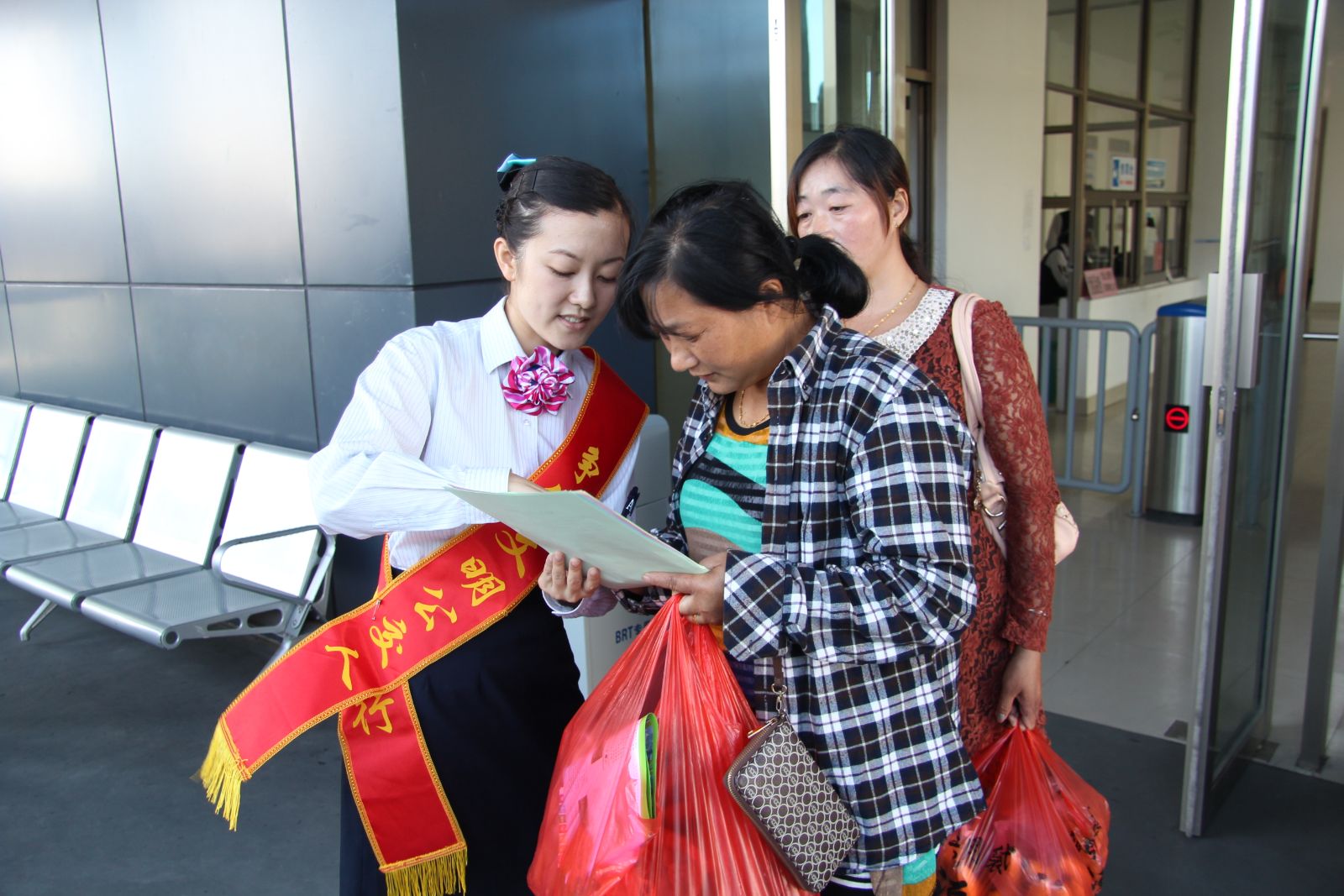 海通公交BRT公司開展乘客滿意度問卷調(diào)查活動