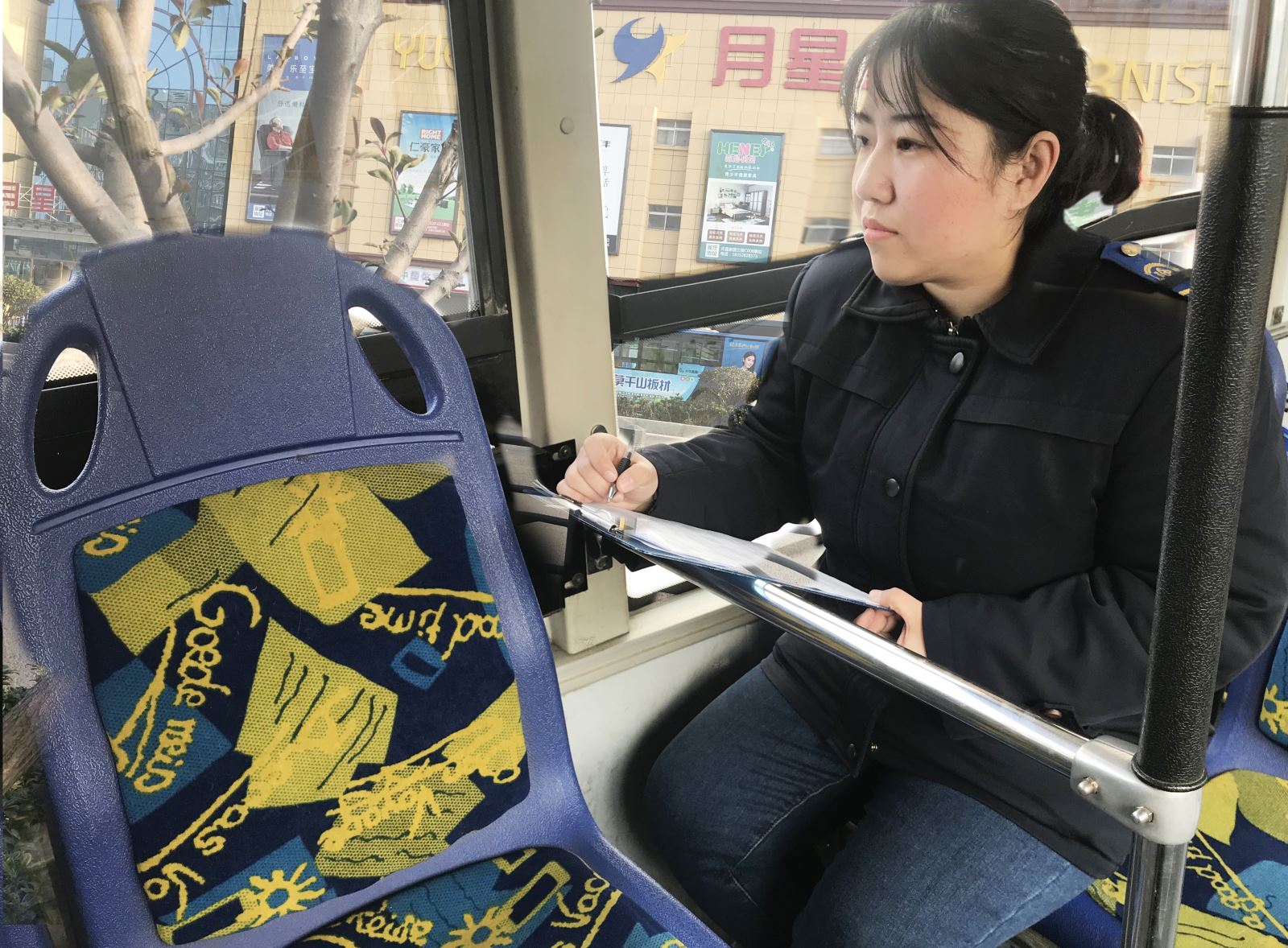 公交集團(tuán)公交事業(yè)一部對(duì)途徑火車站線路開(kāi)展客流量調(diào)研