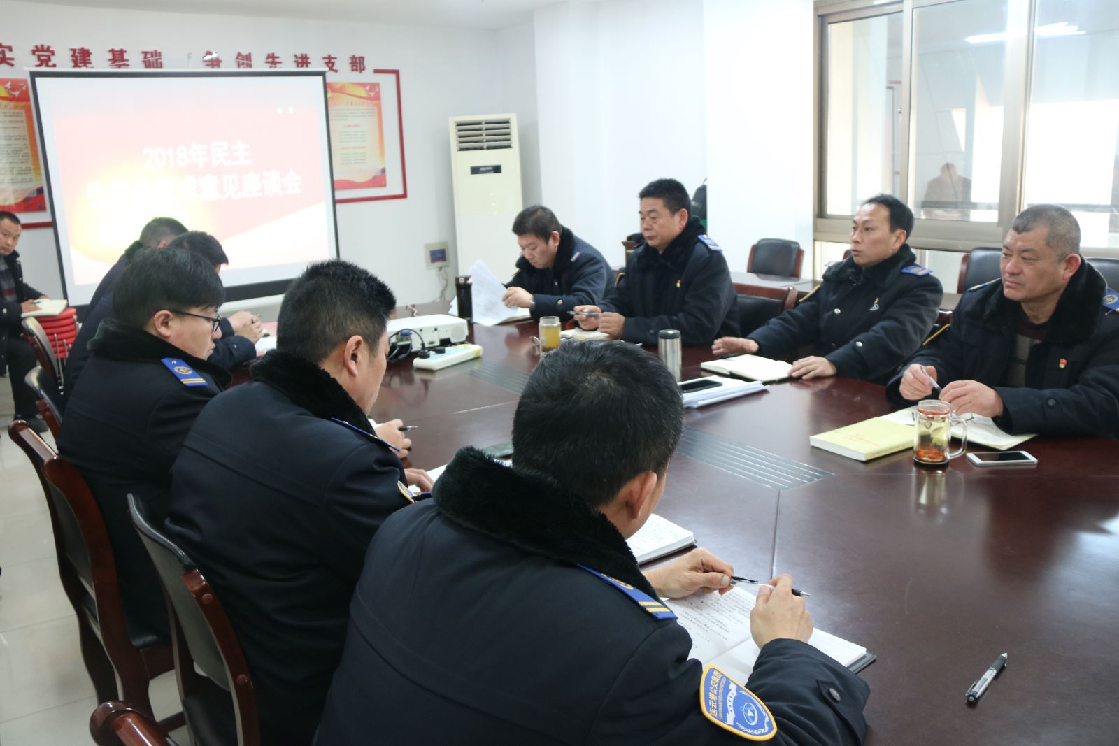 公交集團(tuán)快速公交事業(yè)部開(kāi)展民主生活征求意見(jiàn)座談會(huì)