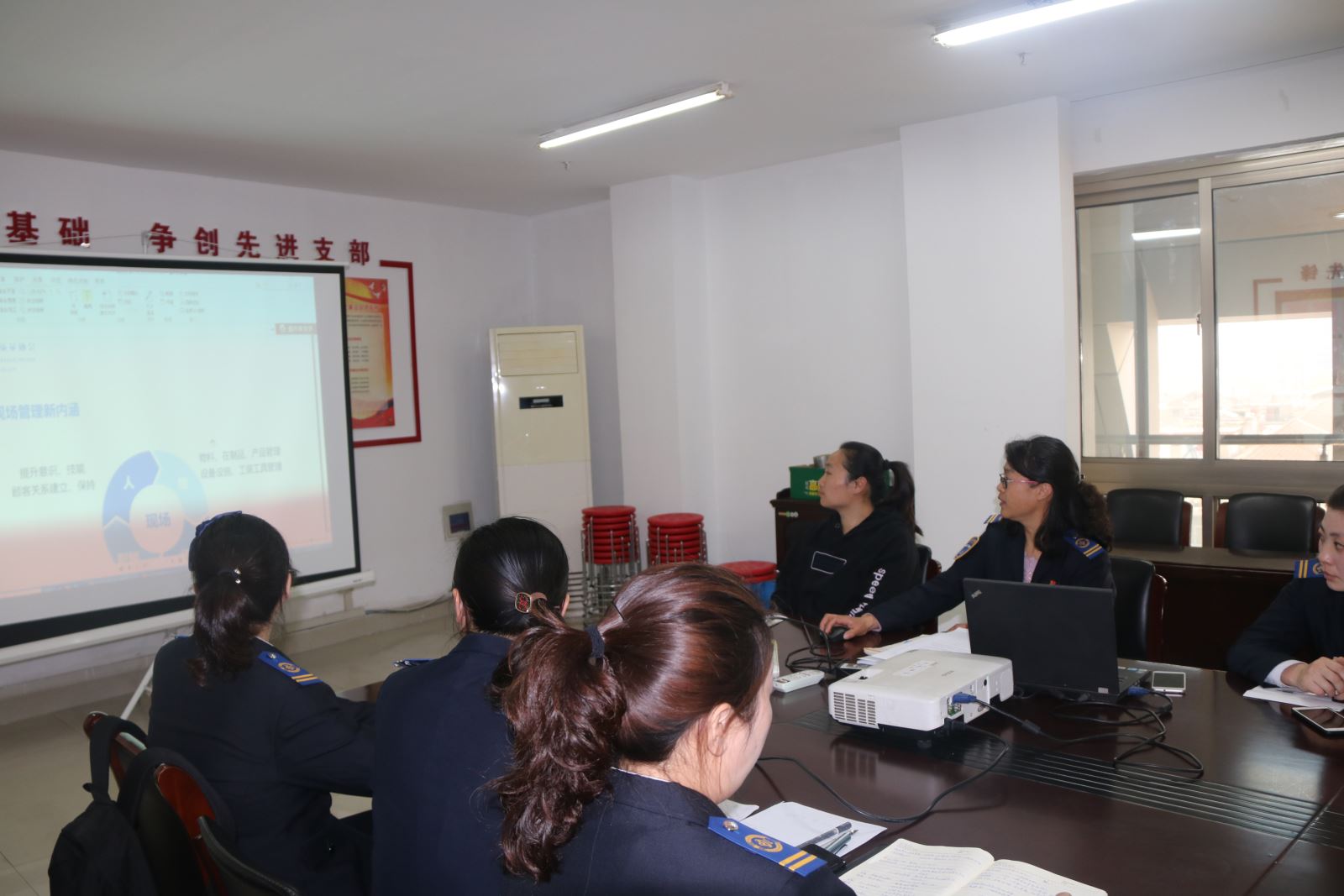 公交集團(tuán)快速公交事業(yè)部開展站務(wù)組長現(xiàn)場管理知識(shí)培訓(xùn)