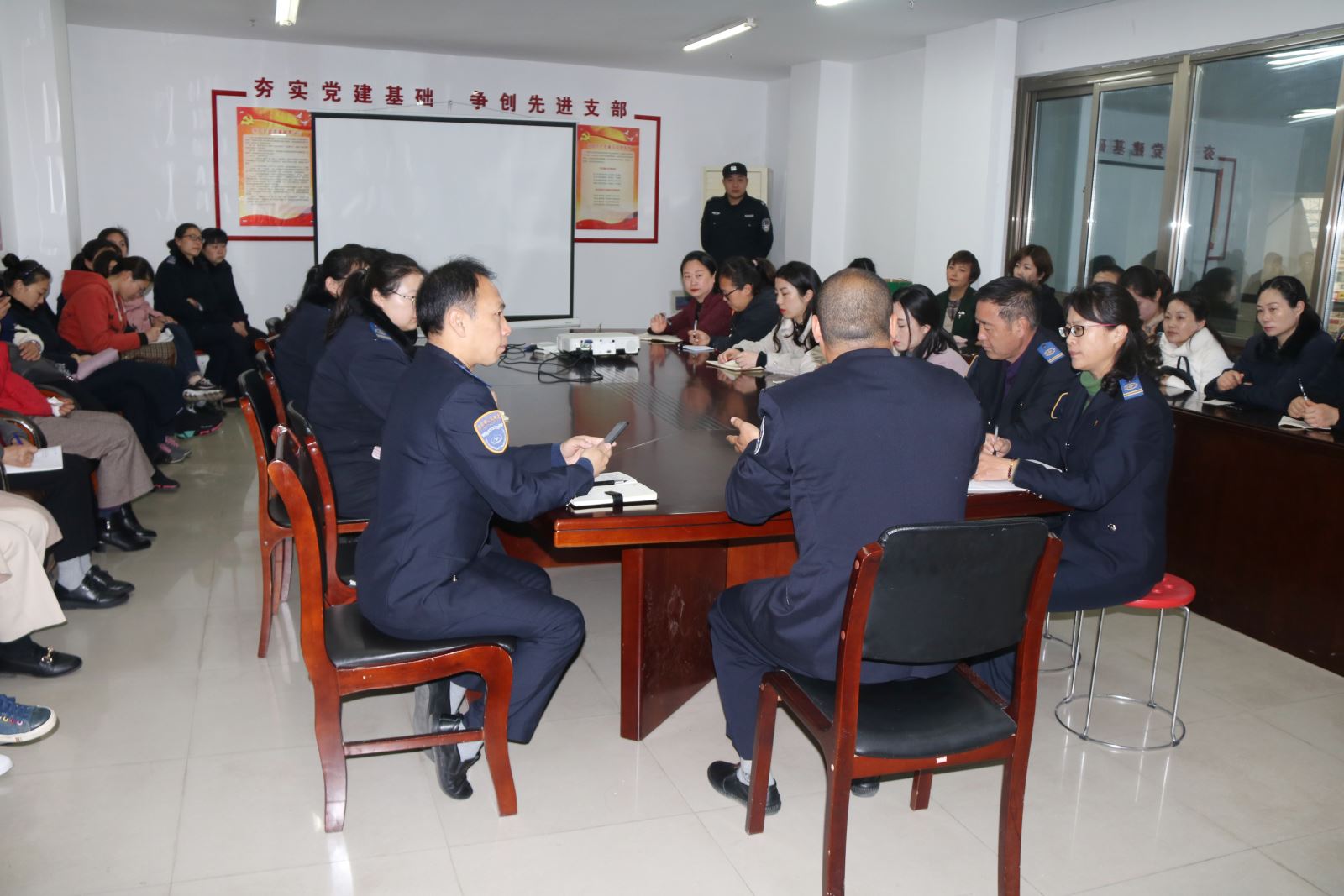 公交集團(tuán)快速公交事業(yè)部開展站務(wù)員危險品檢查培訓(xùn)