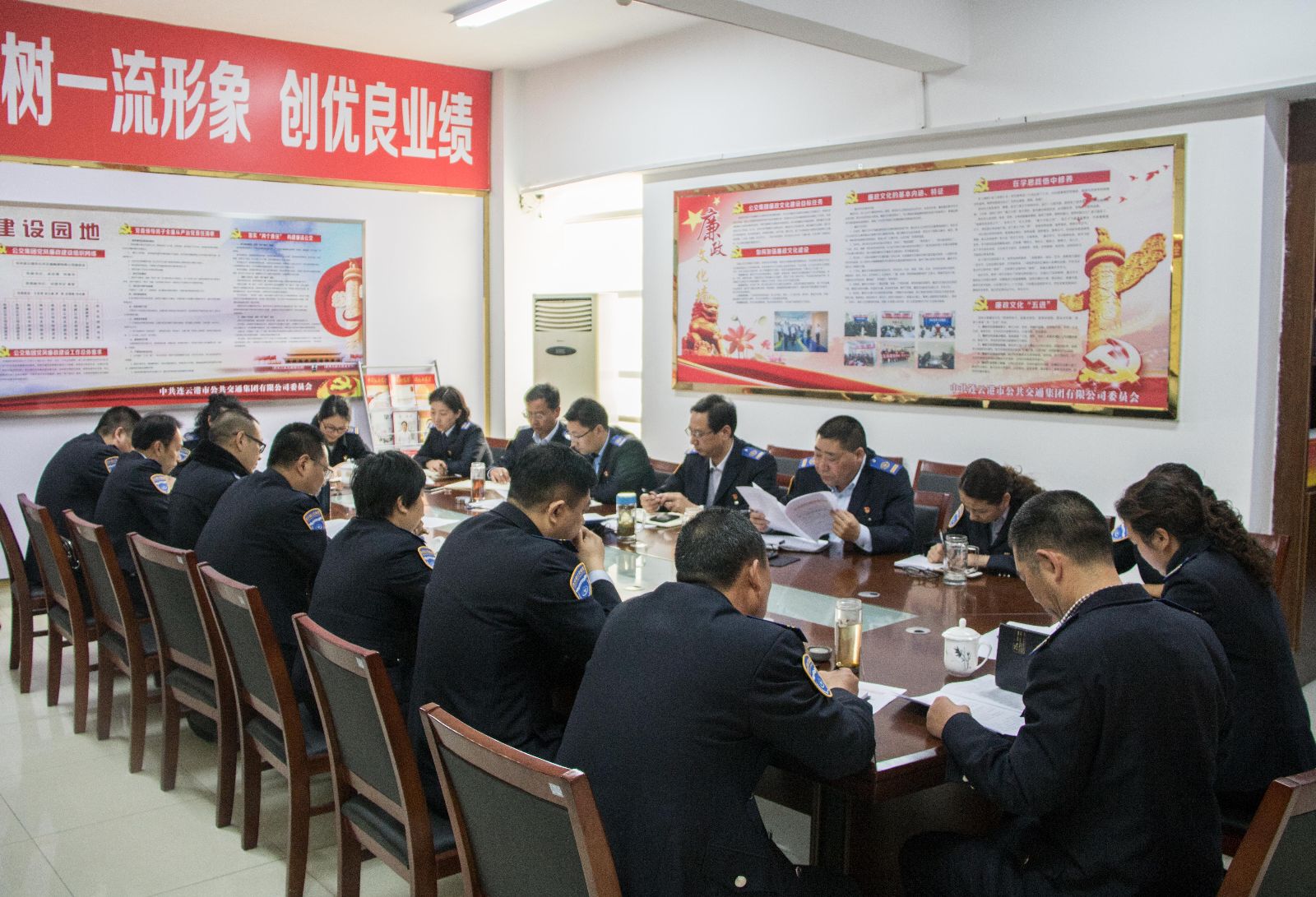 公交集團(tuán)召開清明小長假運(yùn)輸保障會(huì)議