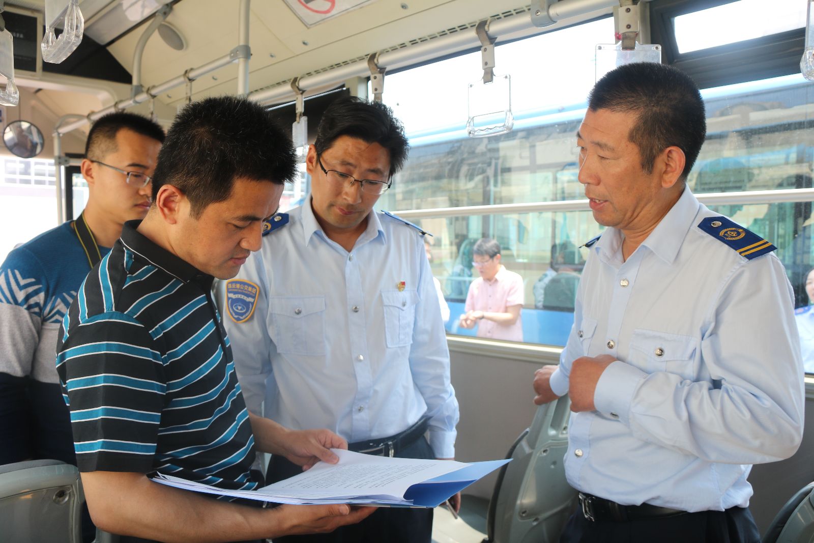 市交通局運管處領(lǐng)導(dǎo)來到海州客運站檢查公交創(chuàng)文工作