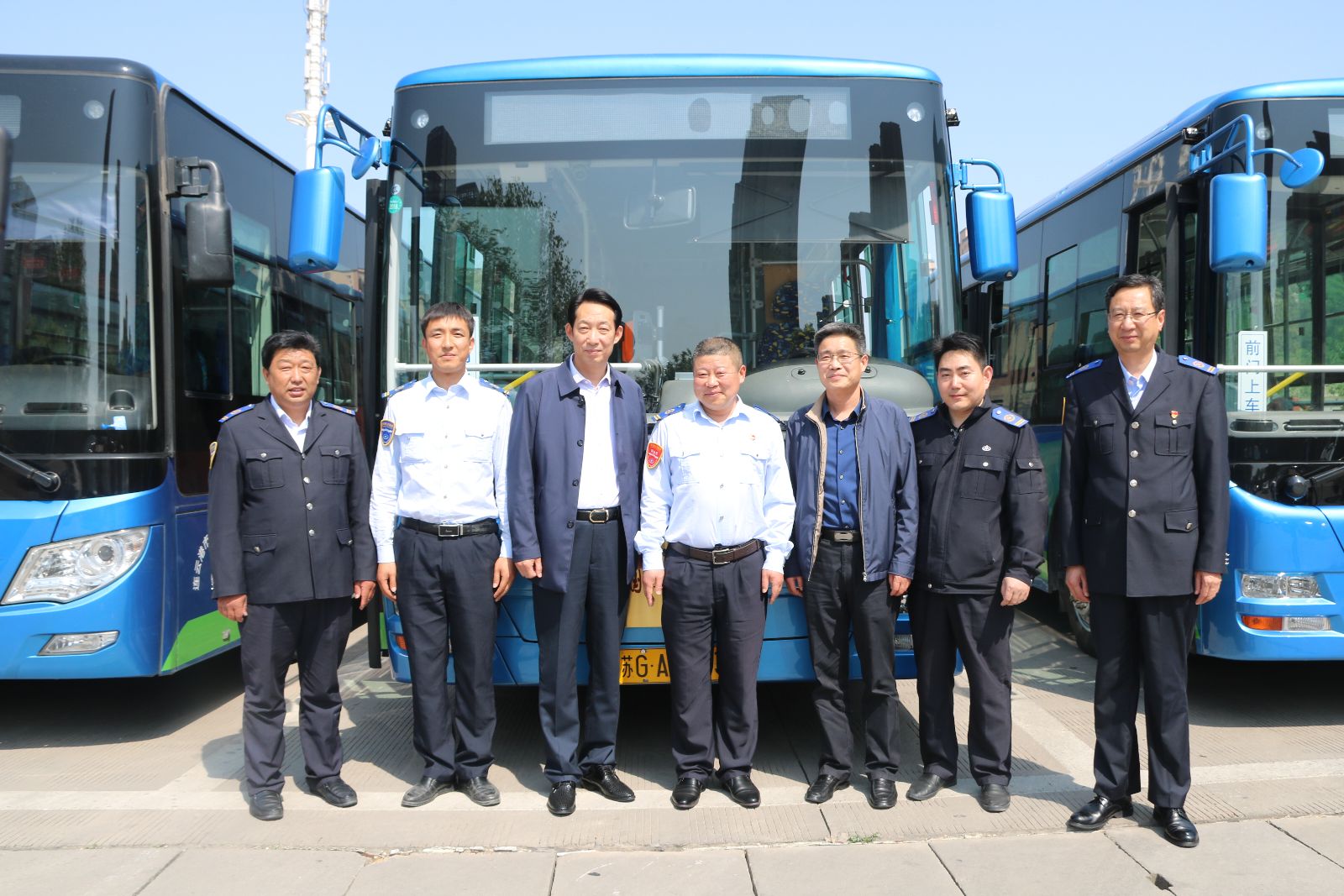 交通控股集團(tuán)領(lǐng)導(dǎo)五一節(jié)前慰問公交集團(tuán)一線員工