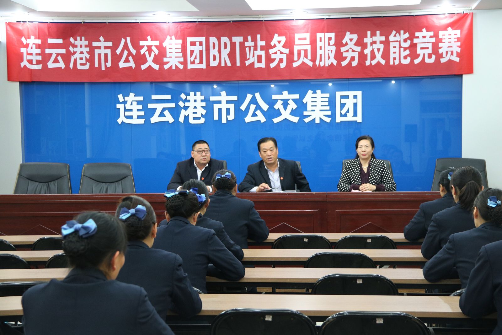 公交集團(tuán)舉辦BRT站務(wù)員服務(wù)技能競賽理論考試