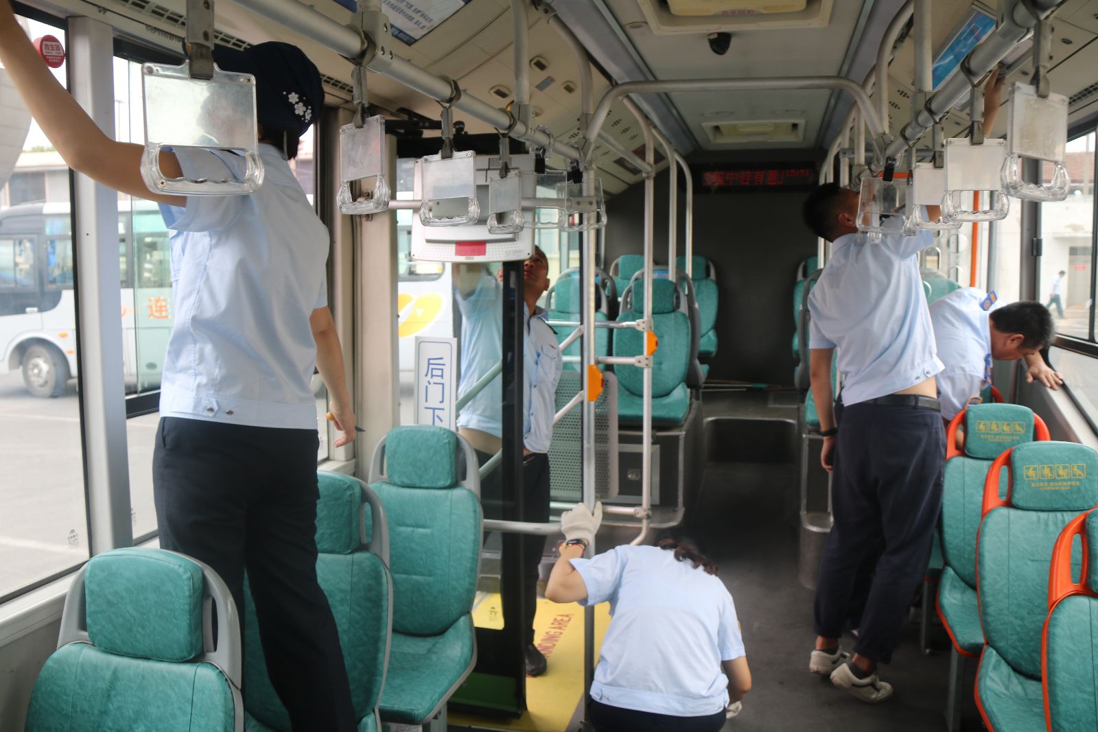 公交快速公司黨支部開展“七一”黨員打掃車輛志愿服務(wù)活動(dòng)