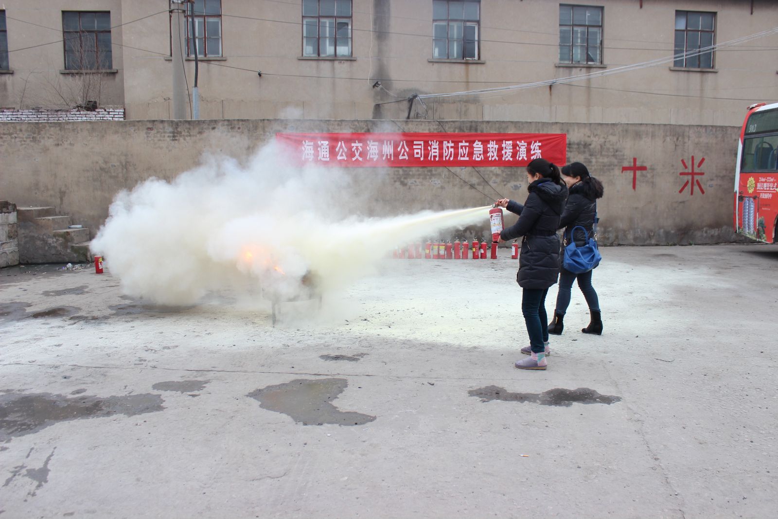 海通公交海州分公司開展消防安全應(yīng)急救援演練