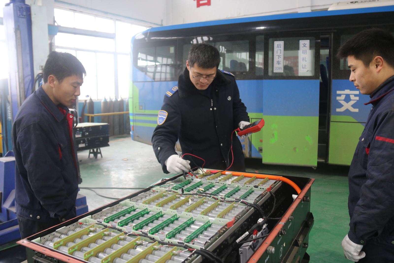 公交集團(tuán)機(jī)務(wù)技術(shù)事業(yè)部做好節(jié)前電動(dòng)車電池的維保工作