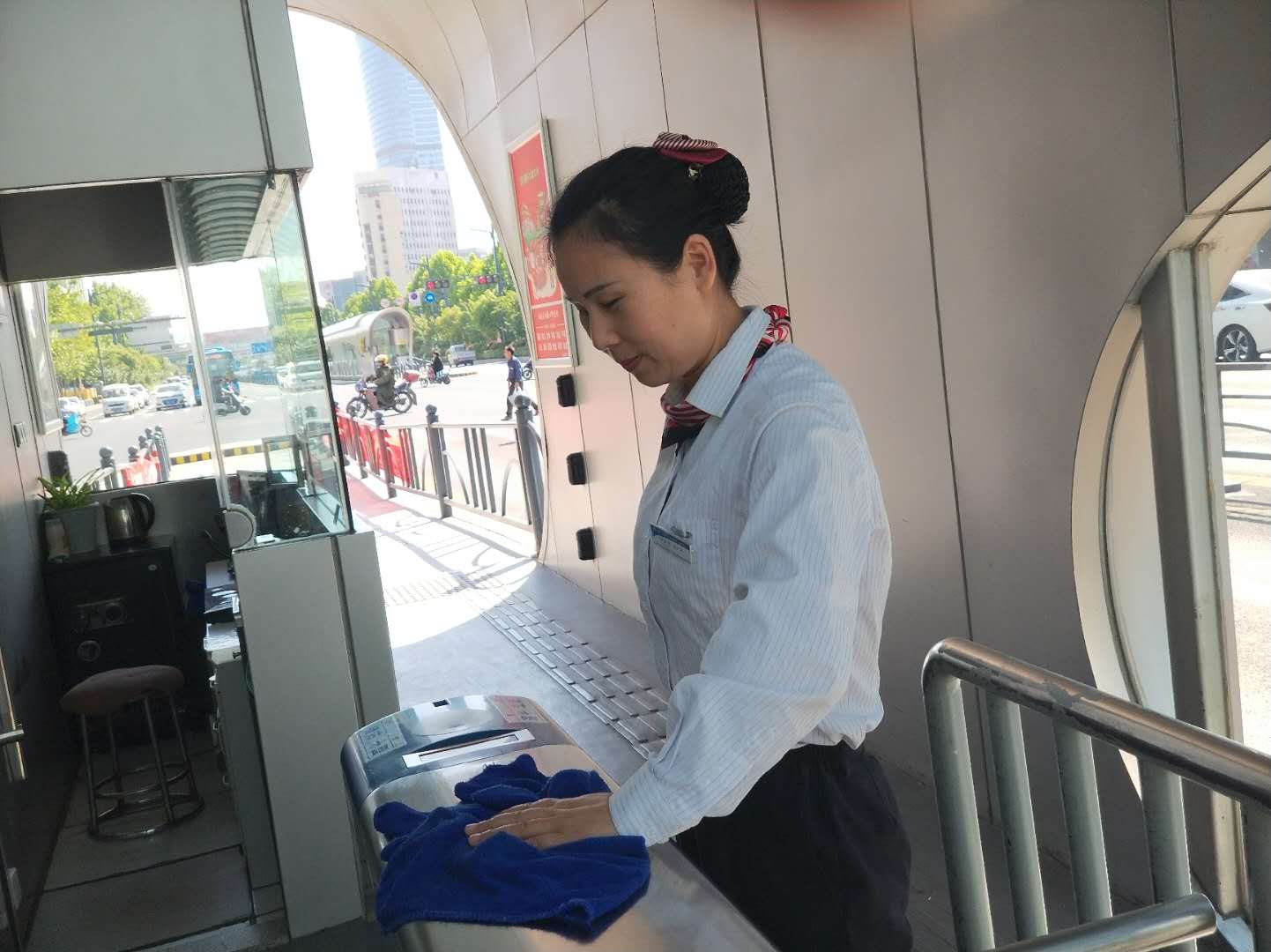 公交集團站務員堅守崗位助老人，優(yōu)質服務暖人心