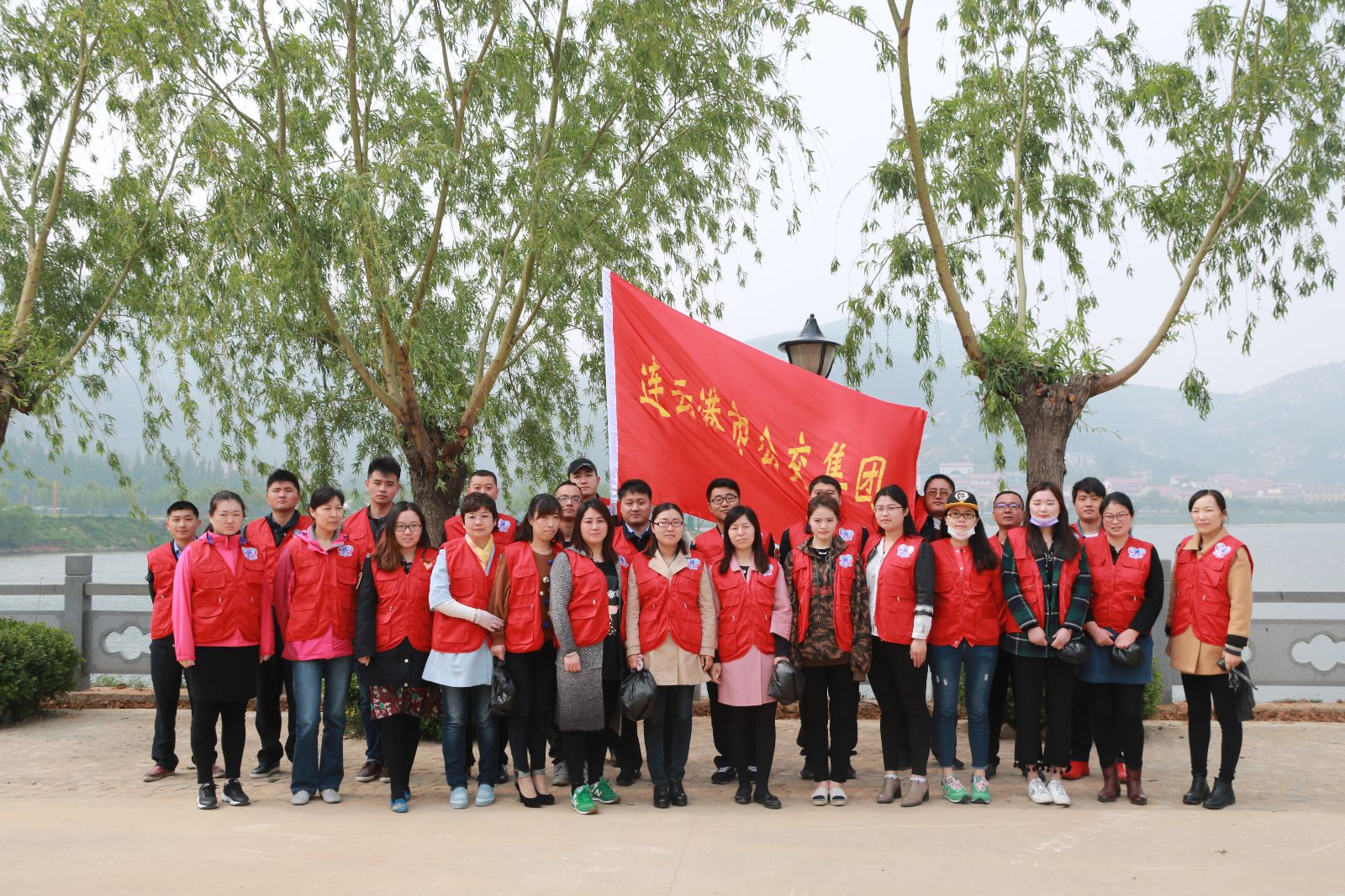 公交集團(tuán)組織開展志愿環(huán)?；顒?dòng)