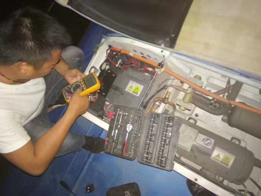 公交集團(tuán)做好空調(diào)清潔、保養(yǎng)工作