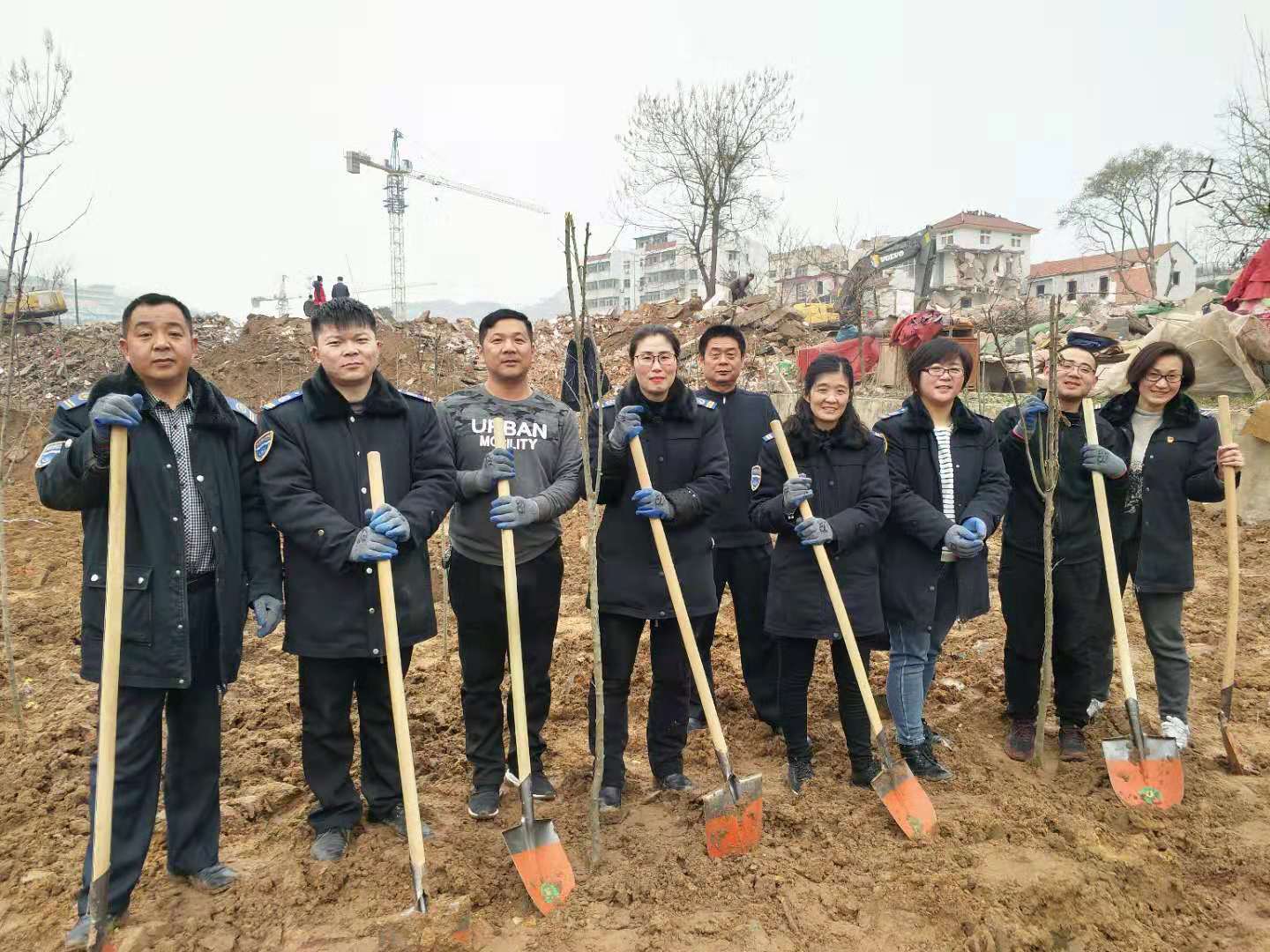 公交集團快速公交事業(yè)部黨員積極參加義務植樹活動