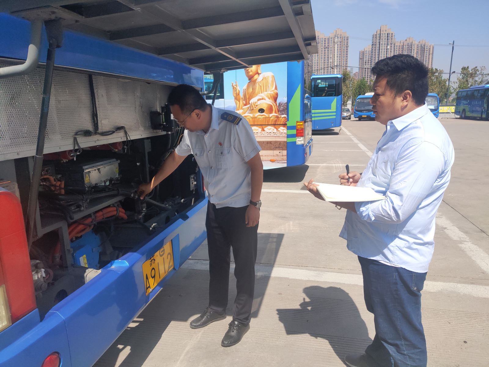公交集團機務(wù)技術(shù)事業(yè)部開展國慶車輛安全技術(shù)狀況專項大檢查工作