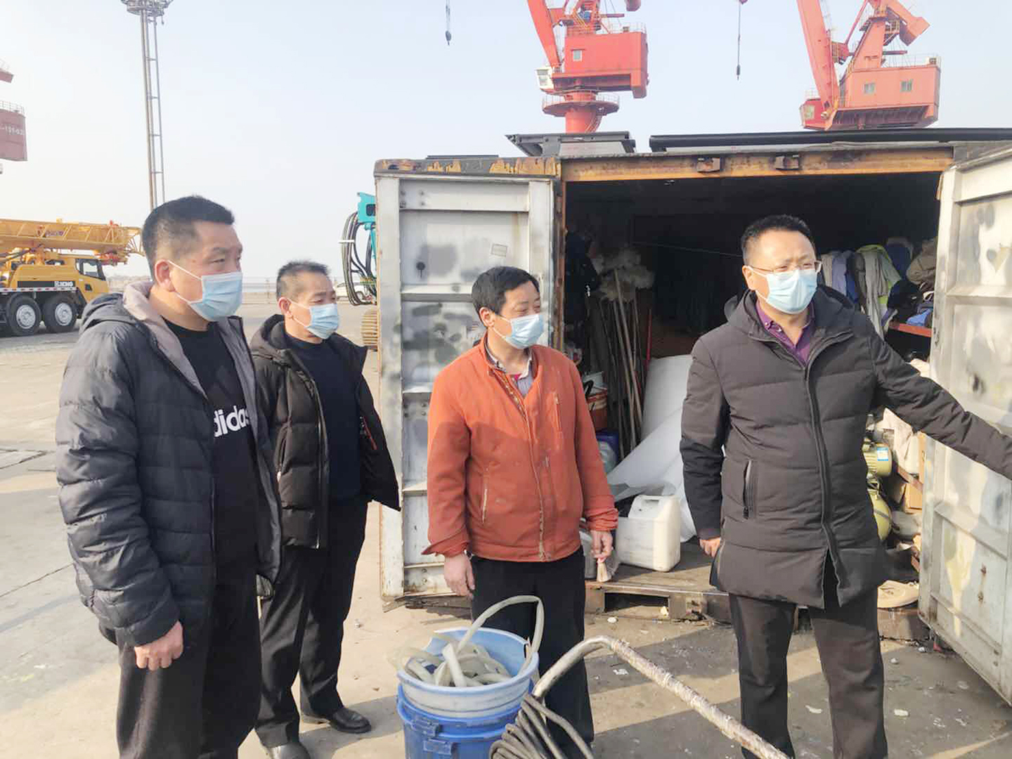 公交集團機務技術事業(yè)部領導班子集體，慰問港口服務一線人員