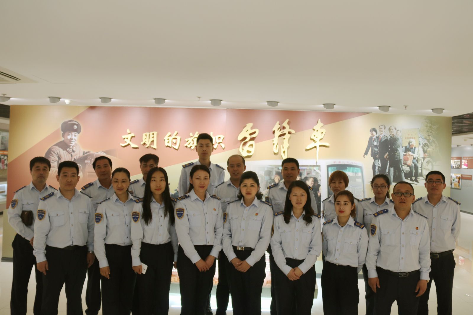 公交新浦公司開展“中國夢?勞動美”參觀“雷鋒車”事跡陳列館活動