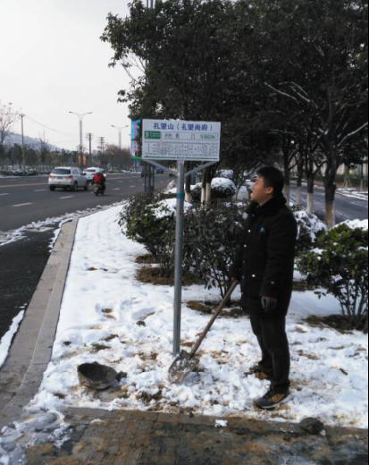 海通公交公司對(duì)市區(qū)公交站牌進(jìn)行全面排查整頓