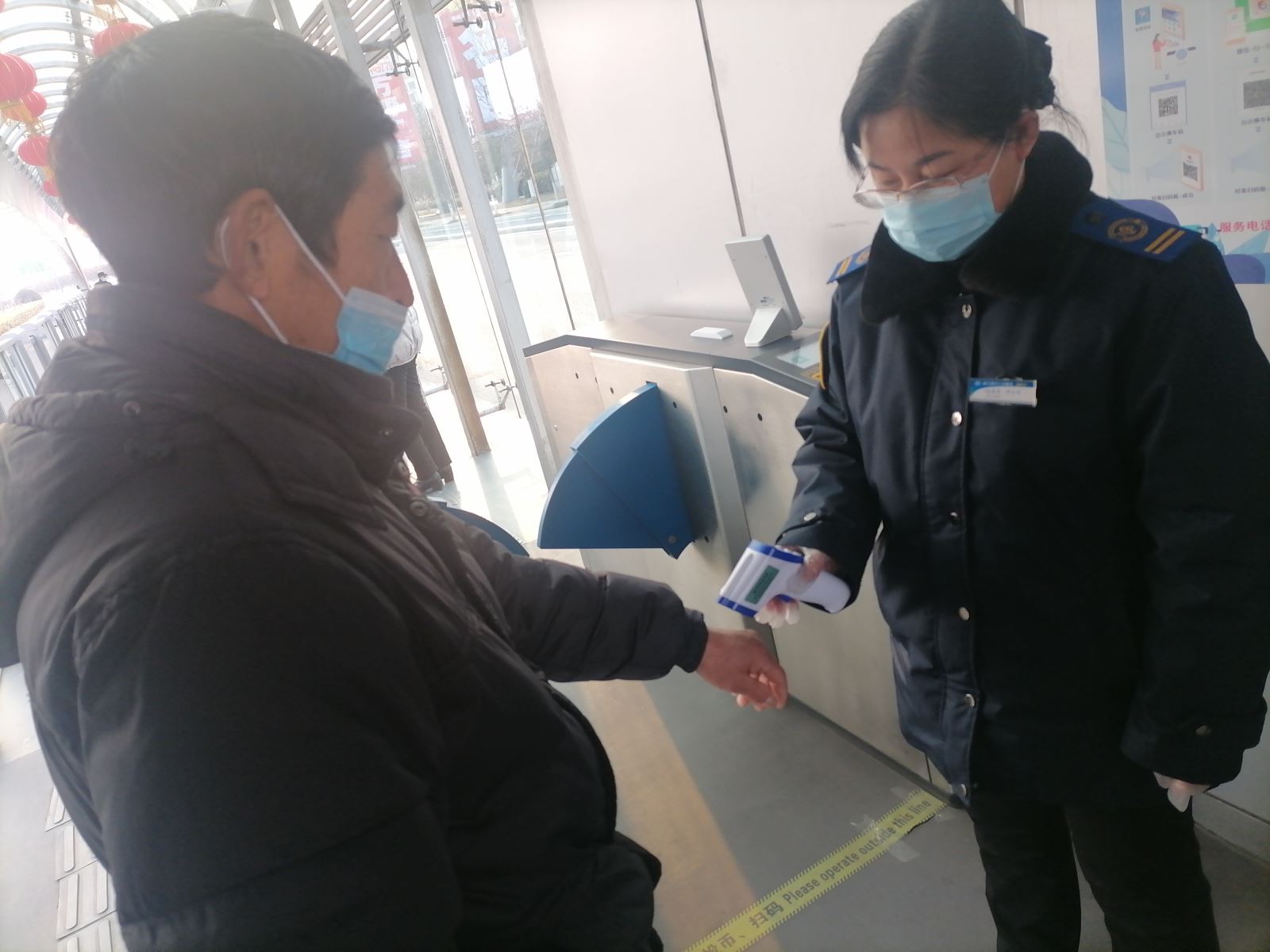 快速公交事業(yè)部站務(wù)員尹小平幫助乘客找到丟失的包獲感謝