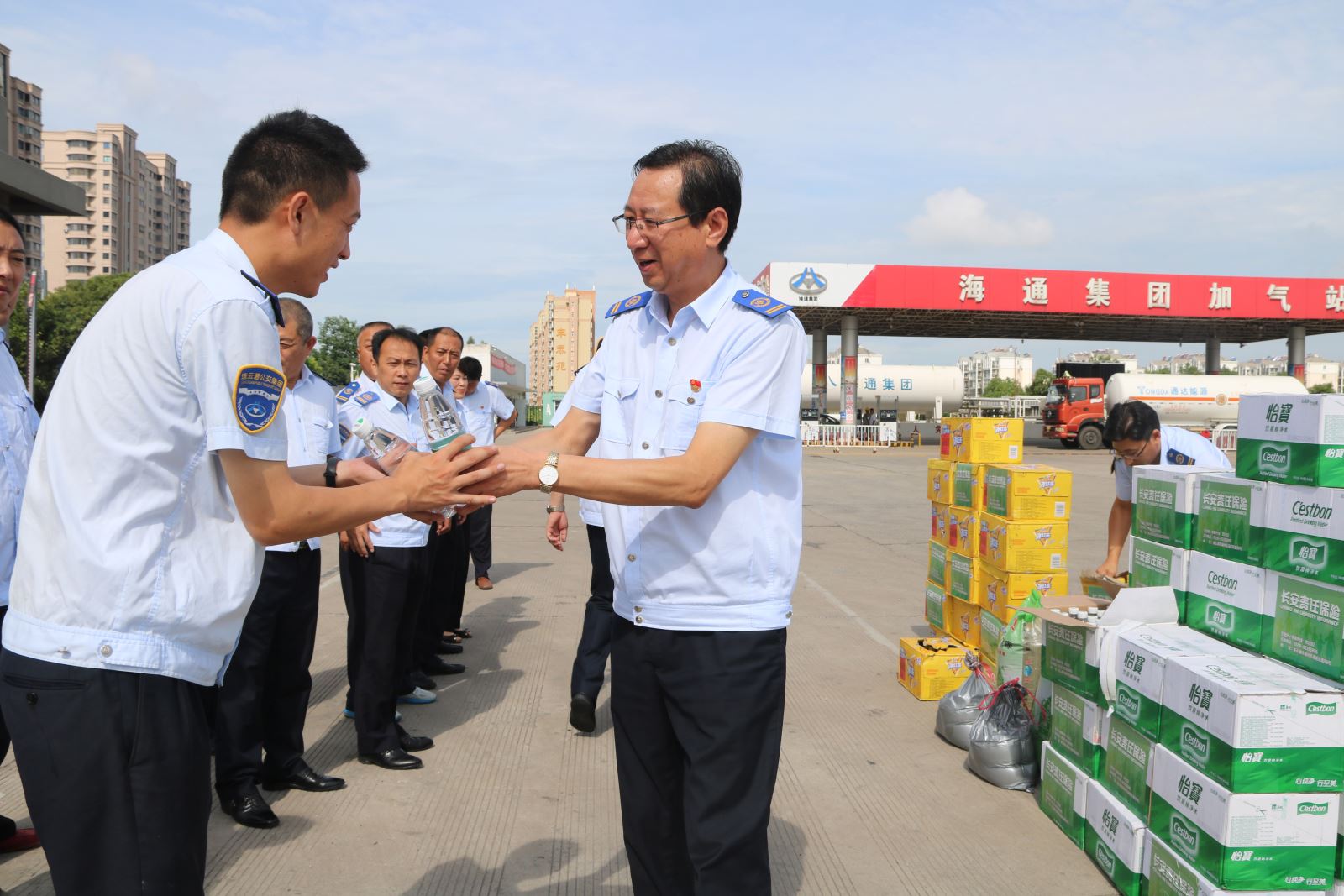 致敬高溫下的公交人（一）：太陽很烈，你們很美！