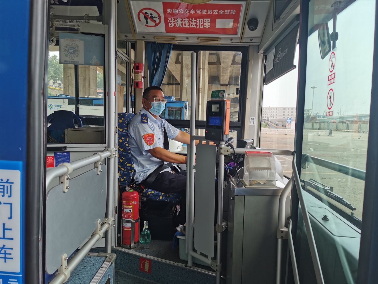 公交集團(tuán)公交事業(yè)二部33路駕駛員惠彬及時歸還乘客丟失的手提包