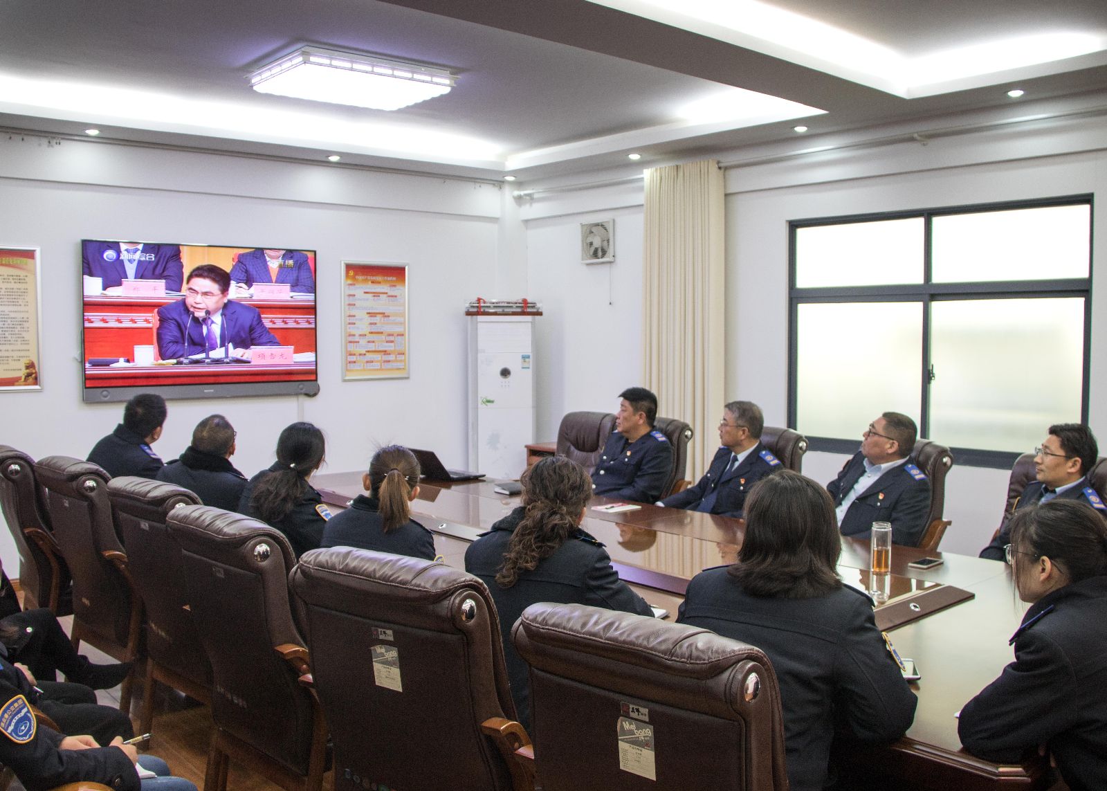 公交集團(tuán)組織員工收看全市“高質(zhì)發(fā)展、后發(fā)先至”動(dòng)員大會(huì)