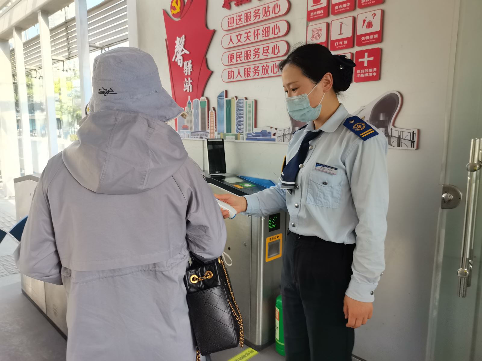 快速公交事業(yè)部站務員聯(lián)手 幫助乘客找到丟失的手機獲感謝