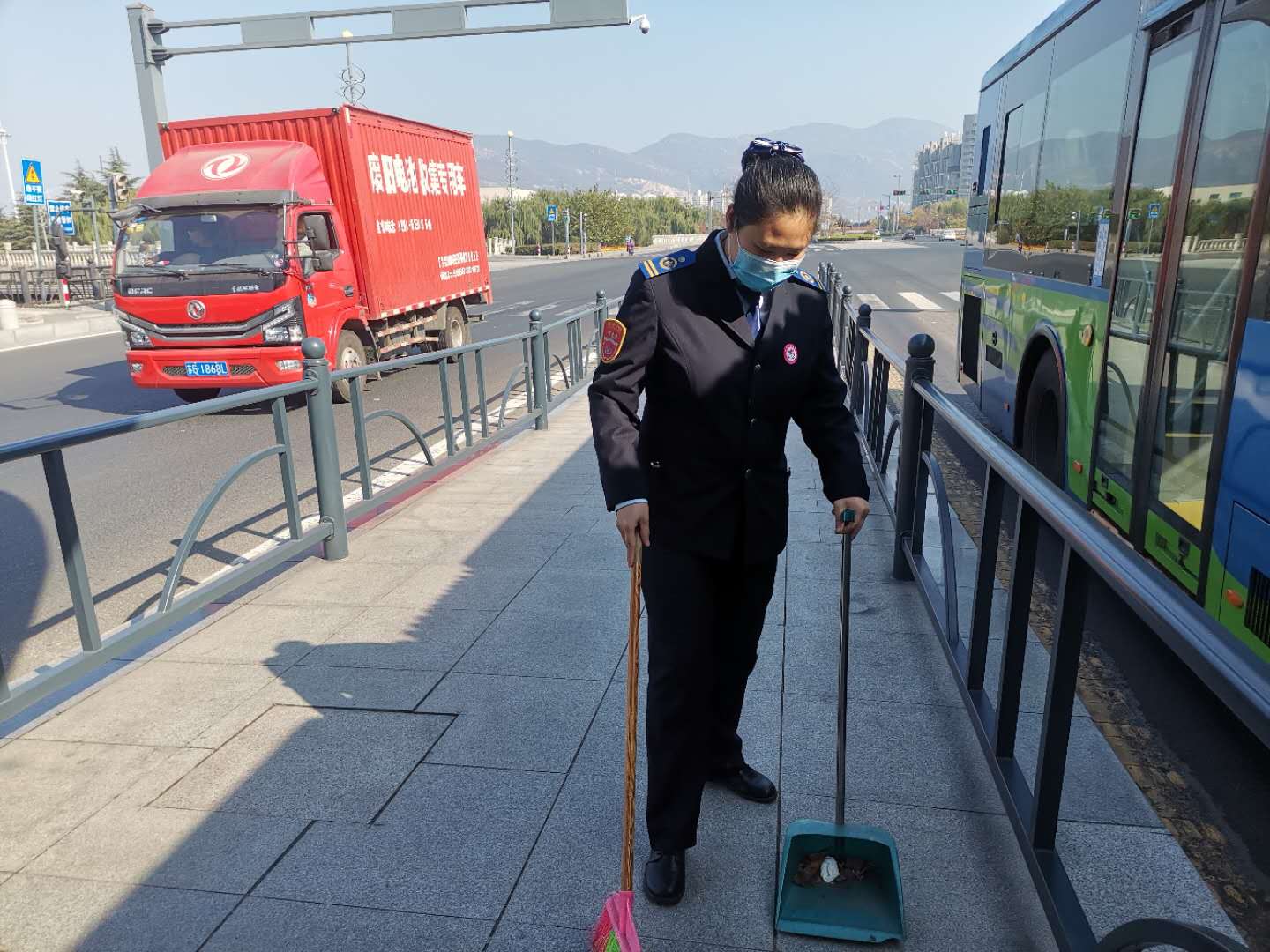 快速公交事業(yè)部站務(wù)員沈燕 熱心幫助乘客獲感謝