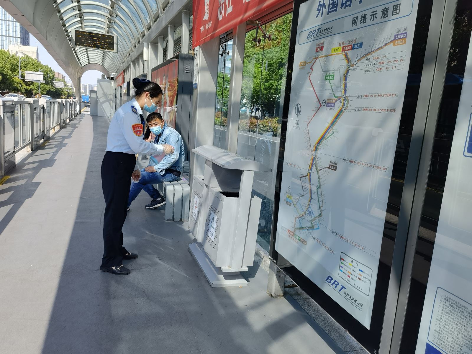 快速公交事業(yè)部站務員王慧、田玲幫助乘客找到丟失的物品獲感謝