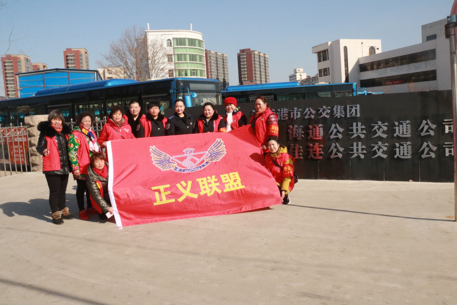 弘揚(yáng)雷鋒精神 打造滿意公交——西苑社區(qū)到公交集團(tuán)開展志愿服務(wù)